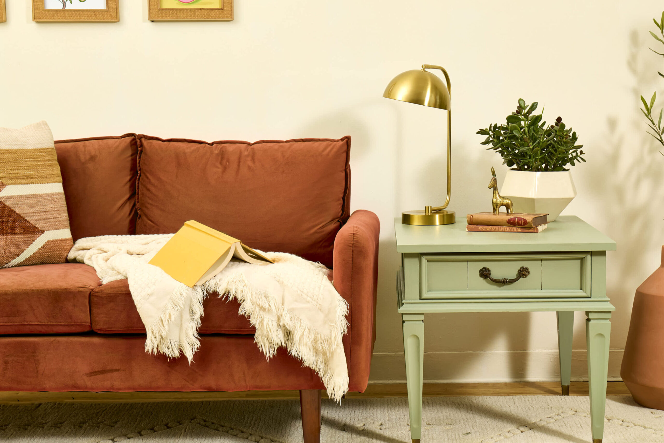 How to revive a yellowed white wooden furniture with simple tips