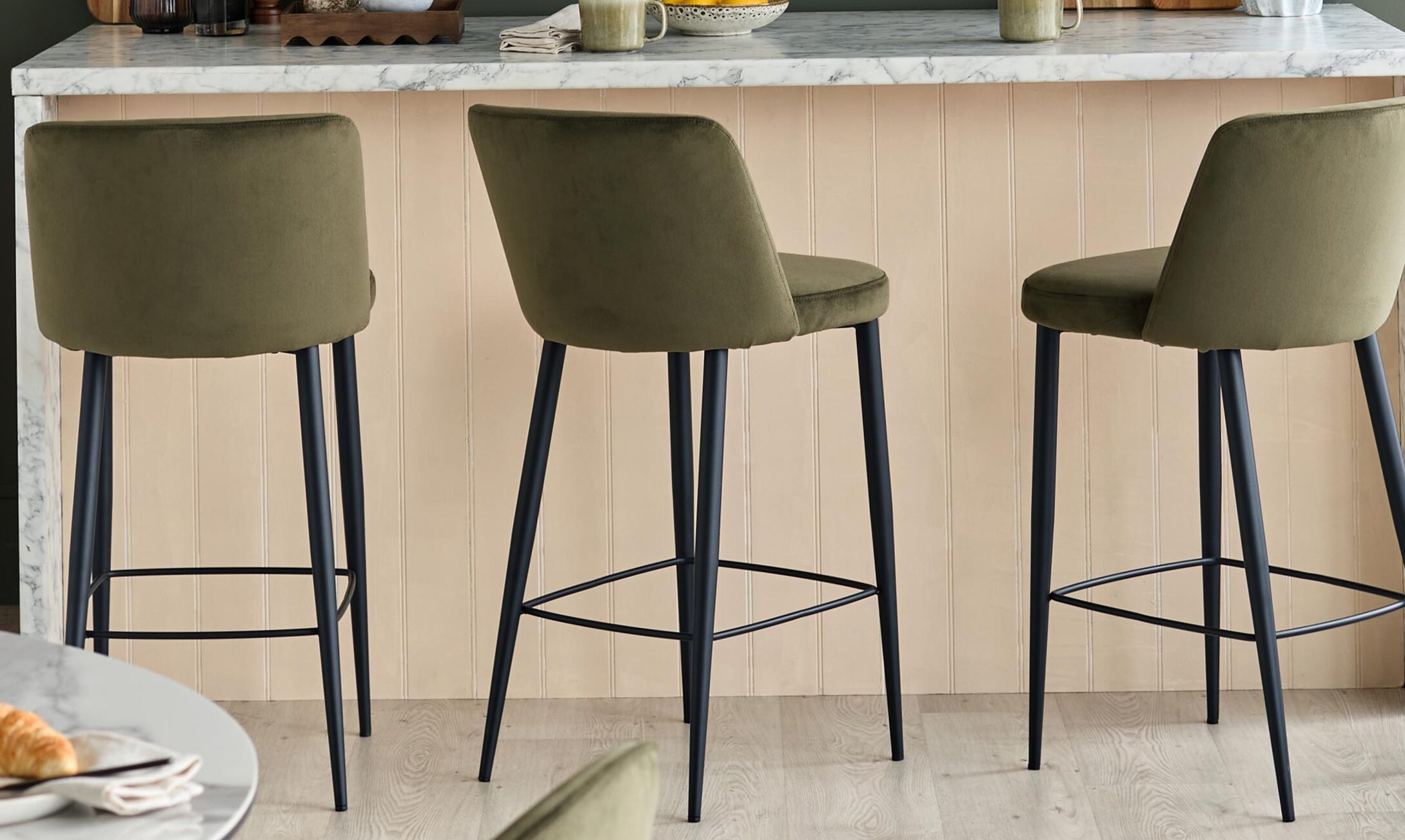 Adjustable Bar chairs vs fixed: what to choose for your needs