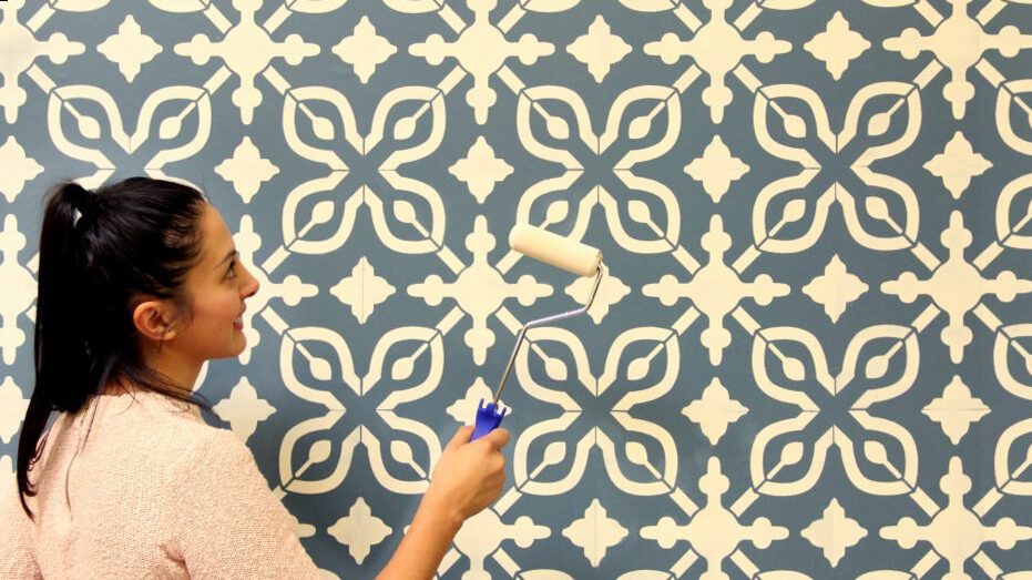 How to paint with a stencil on a wall?